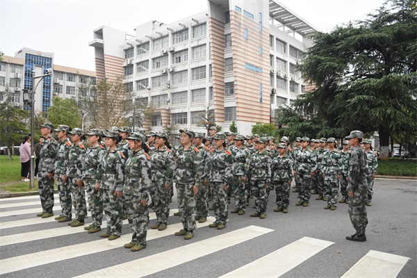 图为2018级新生军训期间.jpg